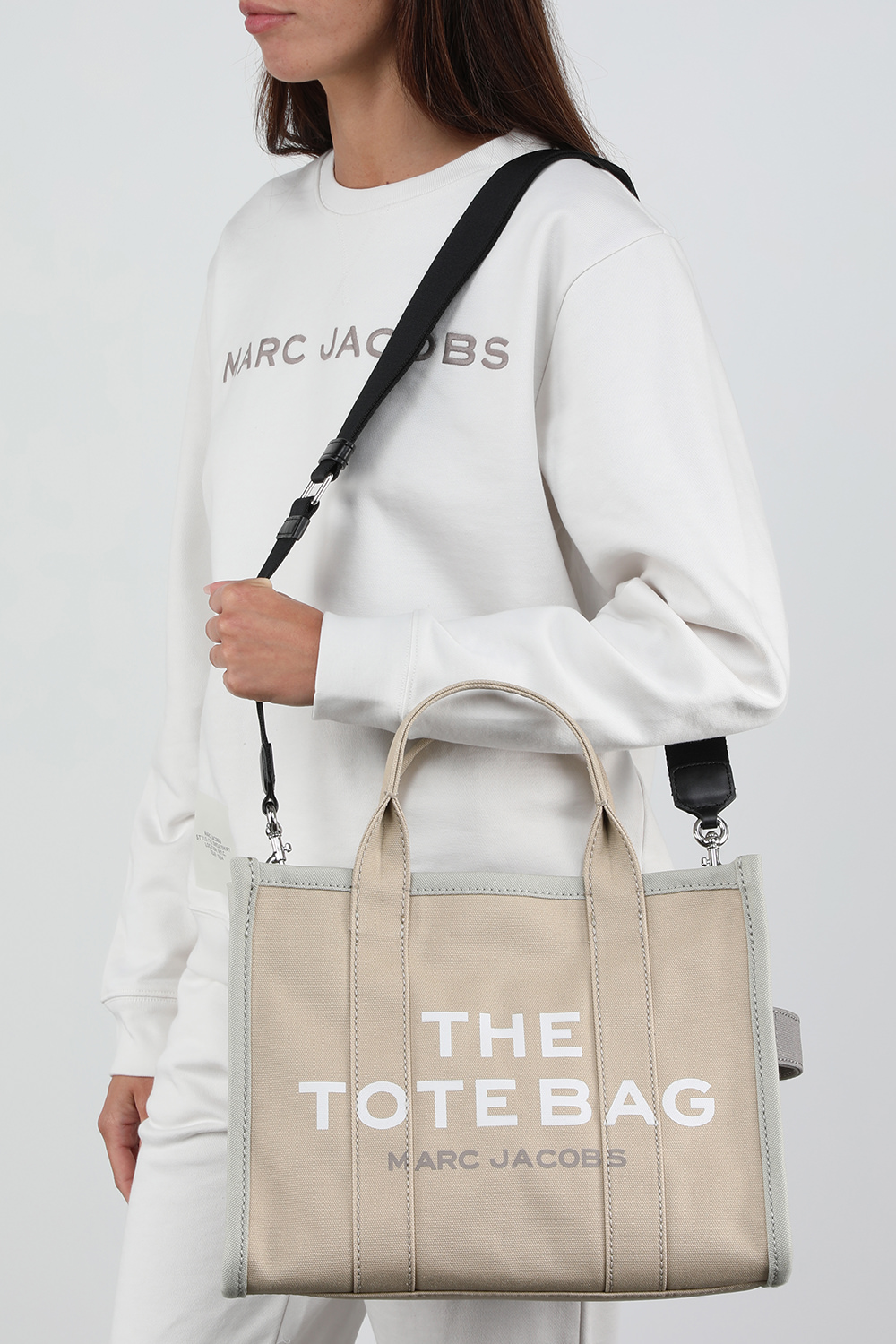 תיק נשיאה בגוון בז' עם לוגו בגודל לארג'